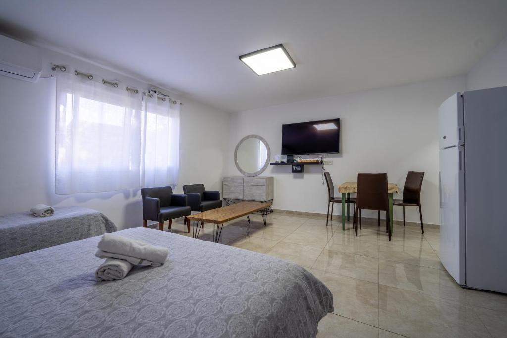 TV i/ili multimedijalni sistem u objektu אדום 179, דירות נופש