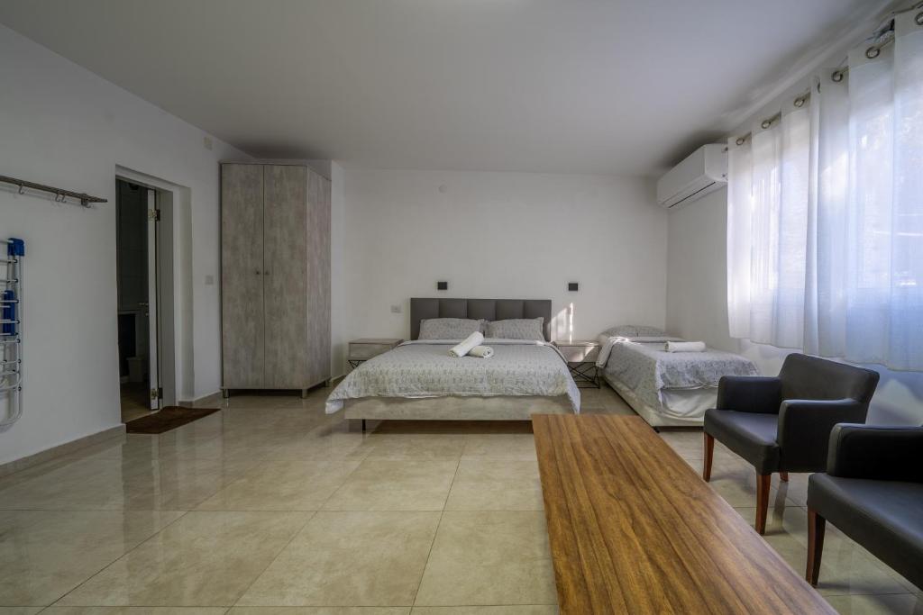 Ein Bett oder Betten in einem Zimmer der Unterkunft אדום 179, דירות נופש