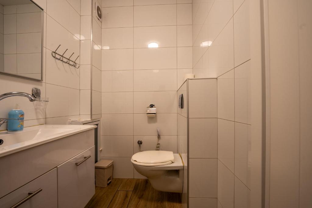 Ein Badezimmer in der Unterkunft אדום 179, דירות נופש
