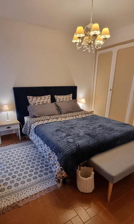 - une chambre avec un lit doté d'une couverture bleue et d'un lustre dans l'établissement La plage et les commerces accessibles à pied, à Cannes