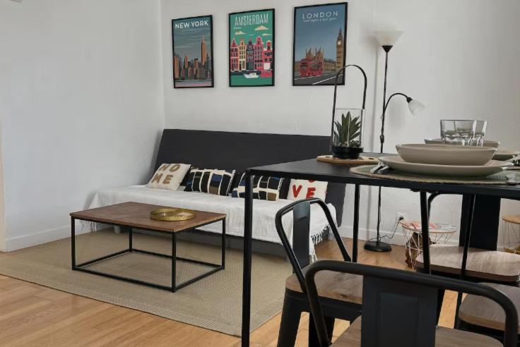 un salon avec un canapé et une table dans l'établissement Le Bara - Appartement proche des Grands Buffets et des Halles, à Narbonne