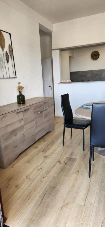 un salon avec une table et des chaises dans l'établissement T3 à 10 minutes de l'aéroport de Bastia Poretta, à Biguglia