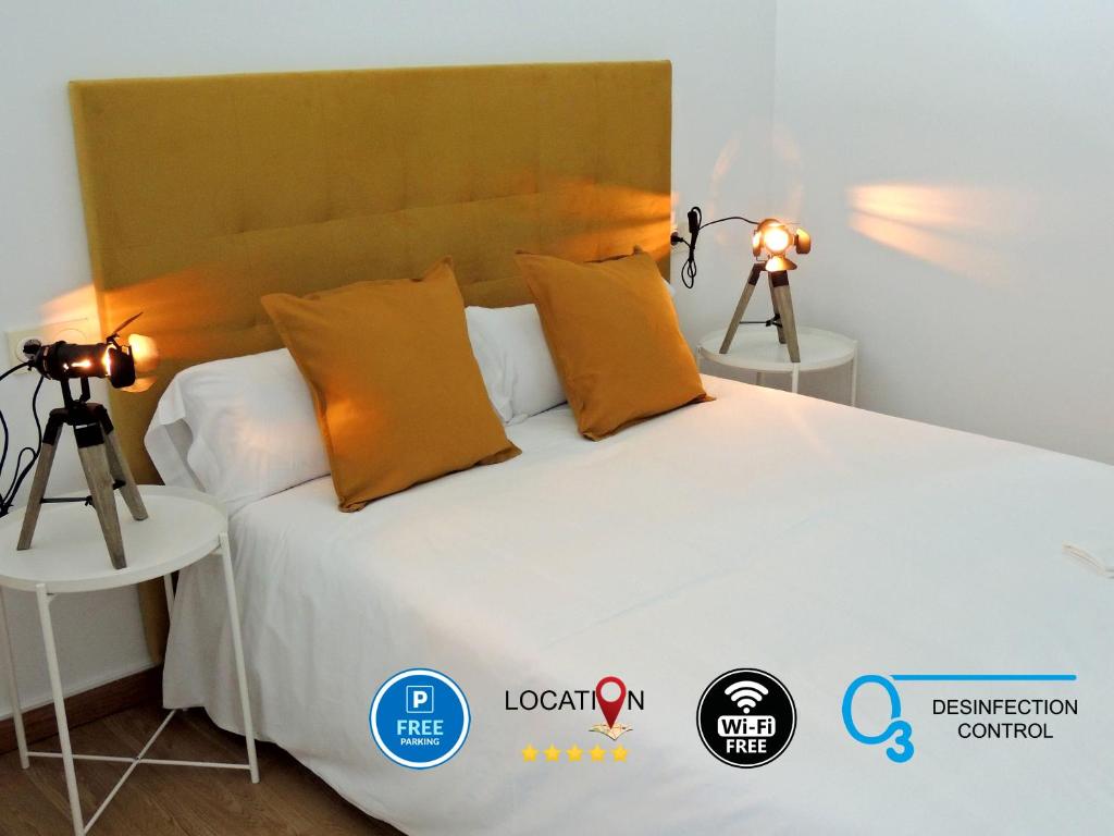 A bed or beds in a room at Casa Aurea-Apartamento zona antigua,parking y wifi by DeLabra Apartments