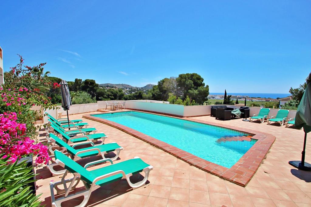 Bazén v ubytovaní Dos Chicas - sea view villa with private pool in Moraira alebo v jeho blízkosti