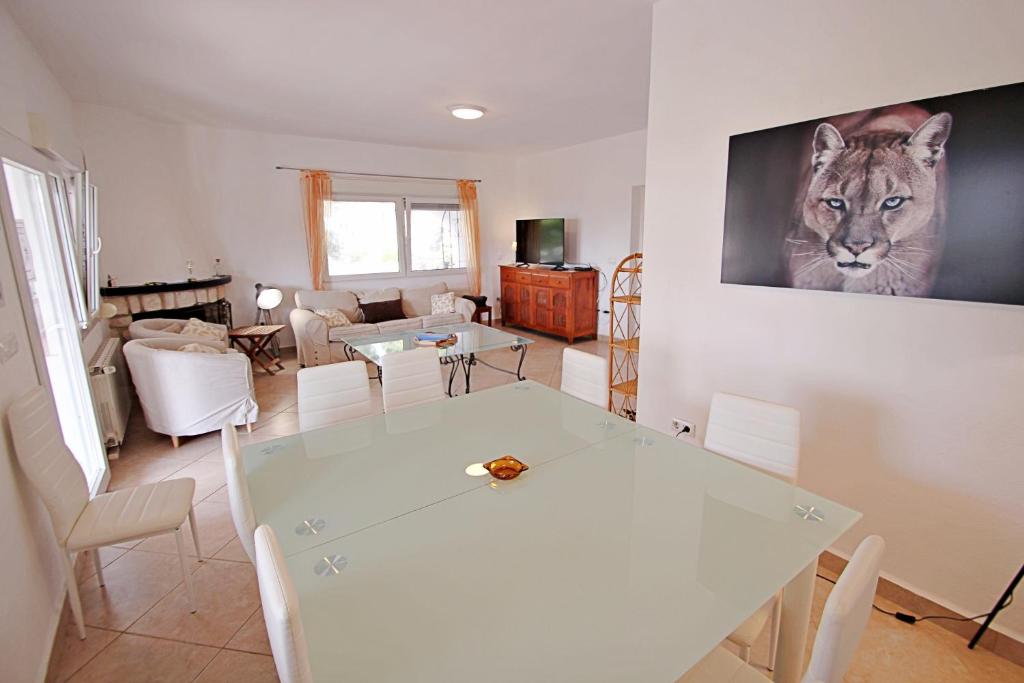 Televízia a/alebo spoločenská miestnosť v ubytovaní Dos Chicas - sea view villa with private pool in Moraira