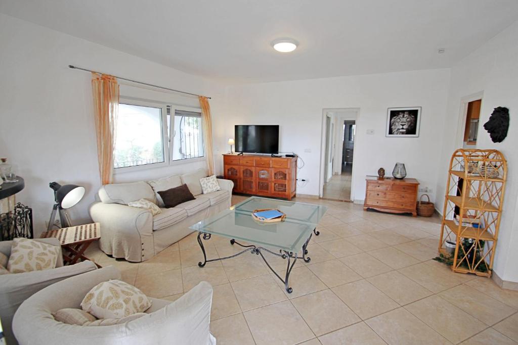 Televízia a/alebo spoločenská miestnosť v ubytovaní Dos Chicas - sea view villa with private pool in Moraira