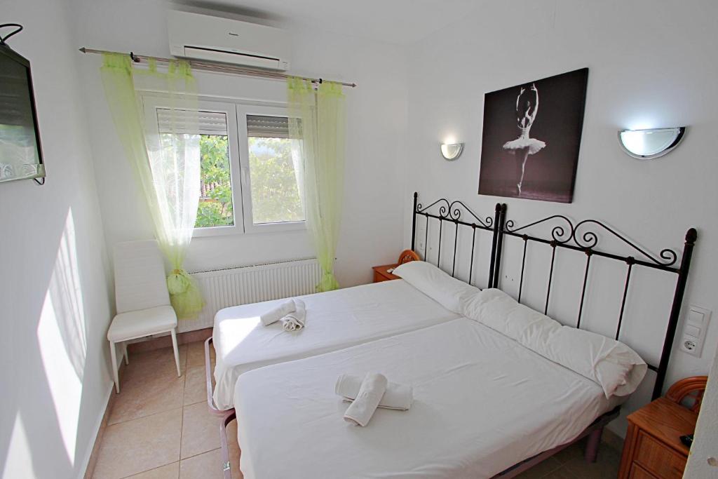 Posteľ alebo postele v izbe v ubytovaní Dos Chicas - sea view villa with private pool in Moraira