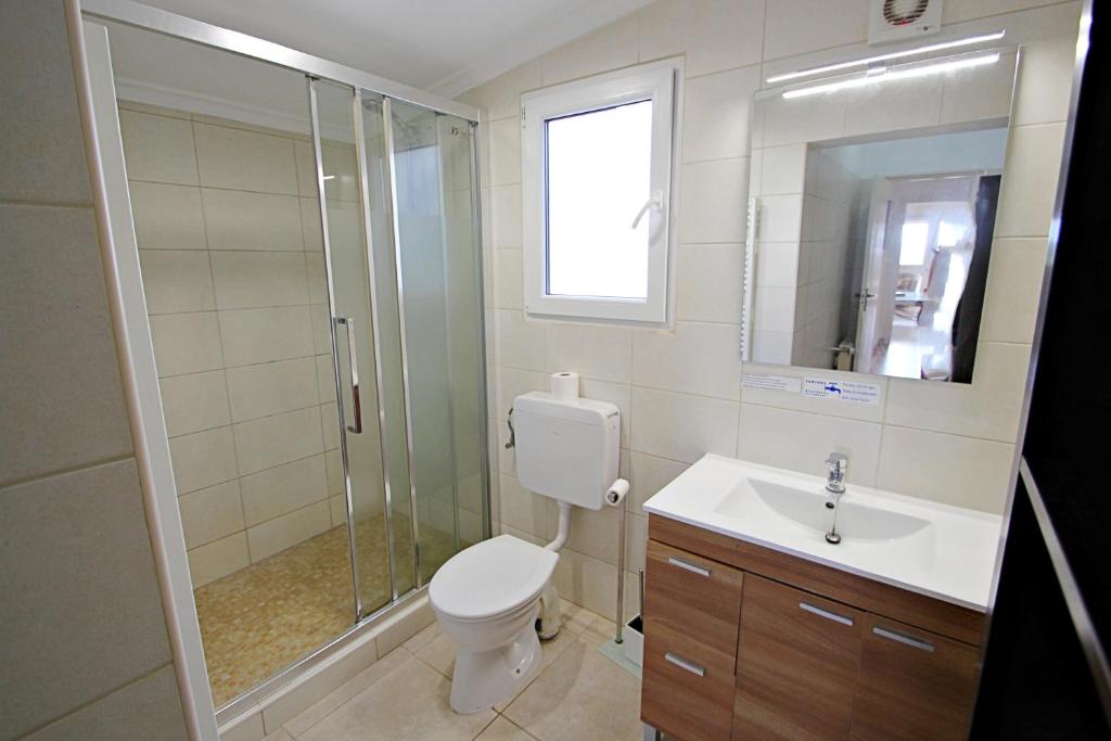Kúpeľňa v ubytovaní Dos Chicas - sea view villa with private pool in Moraira