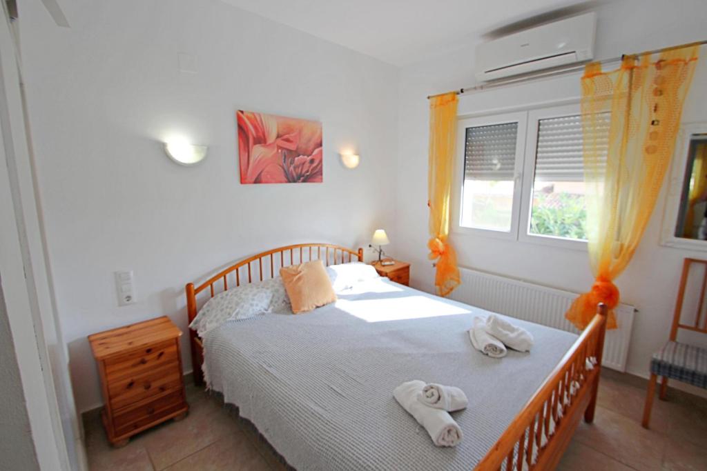 Posteľ alebo postele v izbe v ubytovaní Dos Chicas - sea view villa with private pool in Moraira