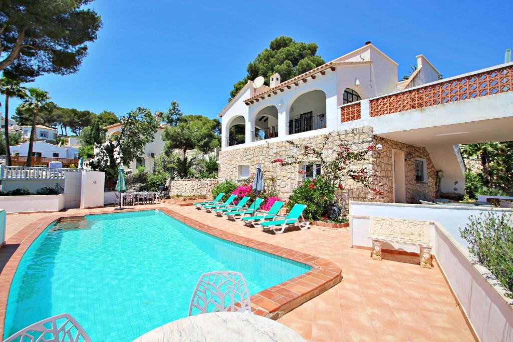 Bazén v ubytovaní Dos Chicas - sea view villa with private pool in Moraira alebo v jeho blízkosti