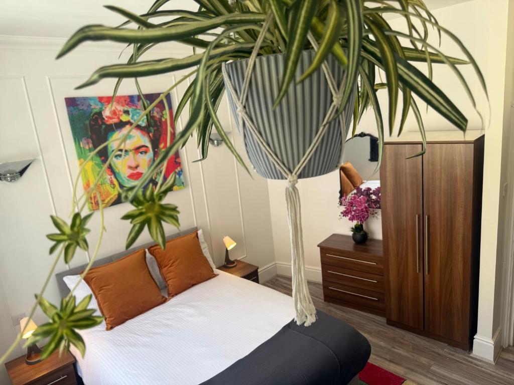 Una cama o camas en una habitación de Trendy, Liverpool City Centre Escape