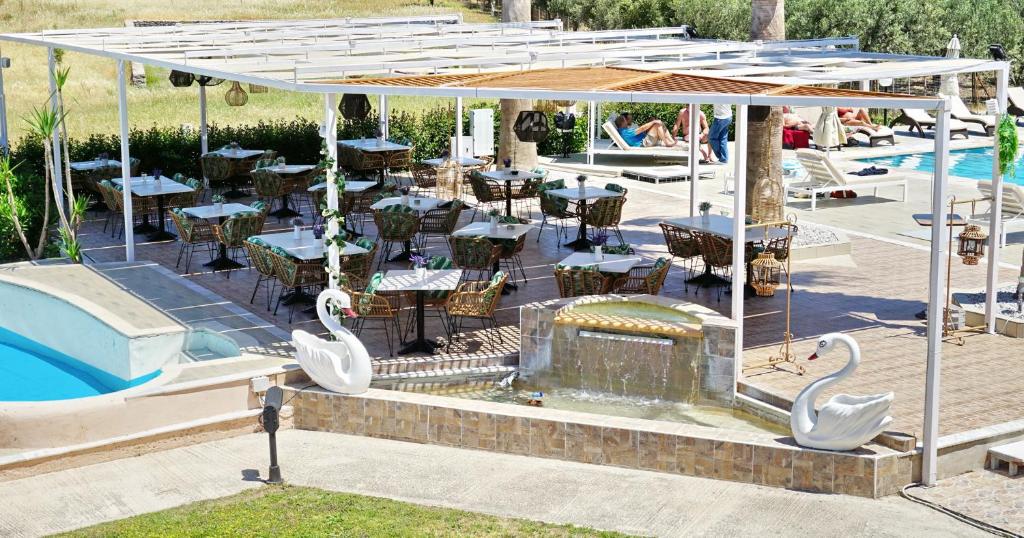 Bazén v ubytování Hotel Marilena nebo v jeho okolí
