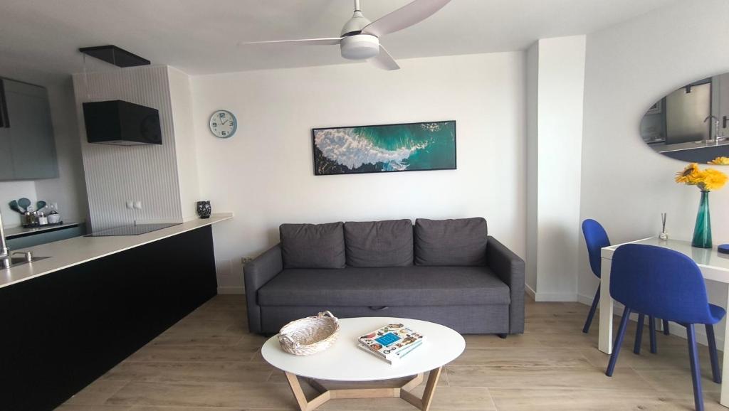 Televízia a/alebo spoločenská miestnosť v ubytovaní Apartamento ValentinaBeach