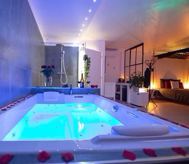 une grande baignoire avec de l'eau verte dedans dans l'établissement LoveRoom Var, à Hyères