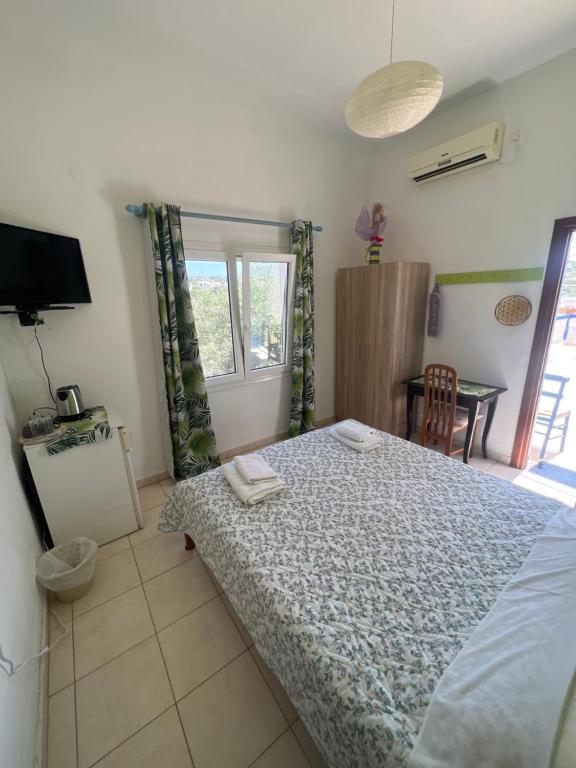 Postel nebo postele na pokoji v ubytování Hotel Glaros Lipsi