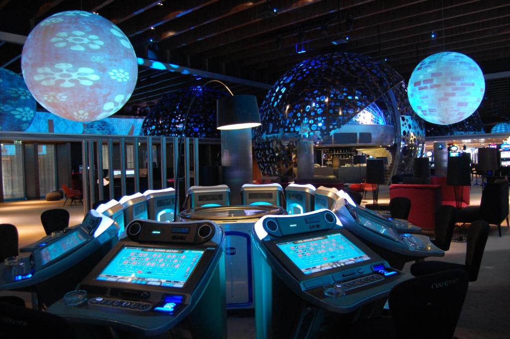 a room with a bunch of video game machines at Troia Design Hotel in Troia