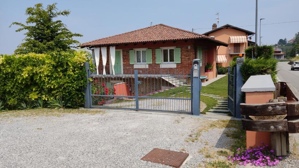 ein Haus mit einem Tor davor in der Unterkunft Villa Olga nelle Langhe in Monforte dʼAlba