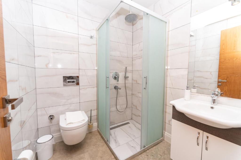 A bathroom at Vistaport A - Luxury Villa
