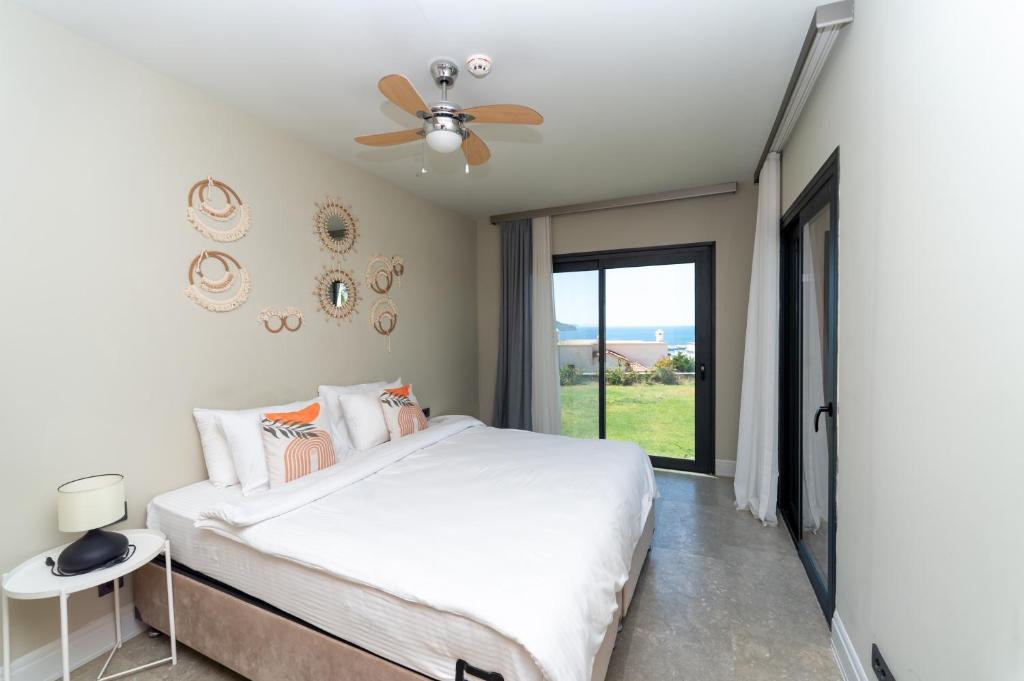 A bed or beds in a room at Vistaport A - Luxury Villa