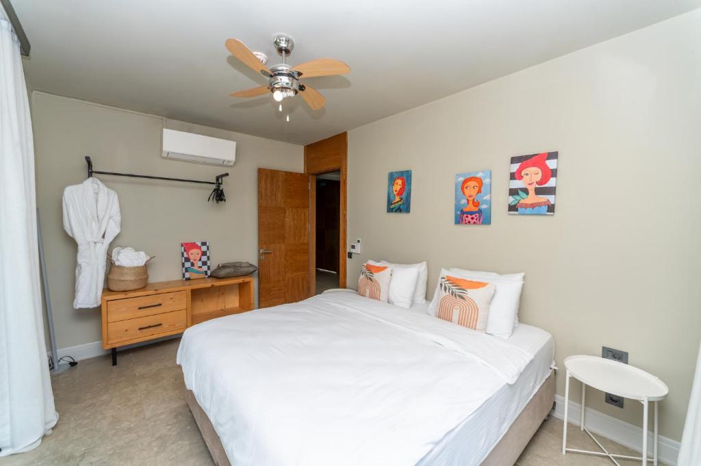 A bed or beds in a room at Vistaport A - Luxury Villa