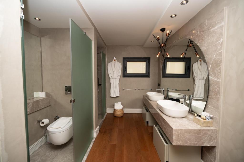 A bathroom at Vistaport A - Luxury Villa