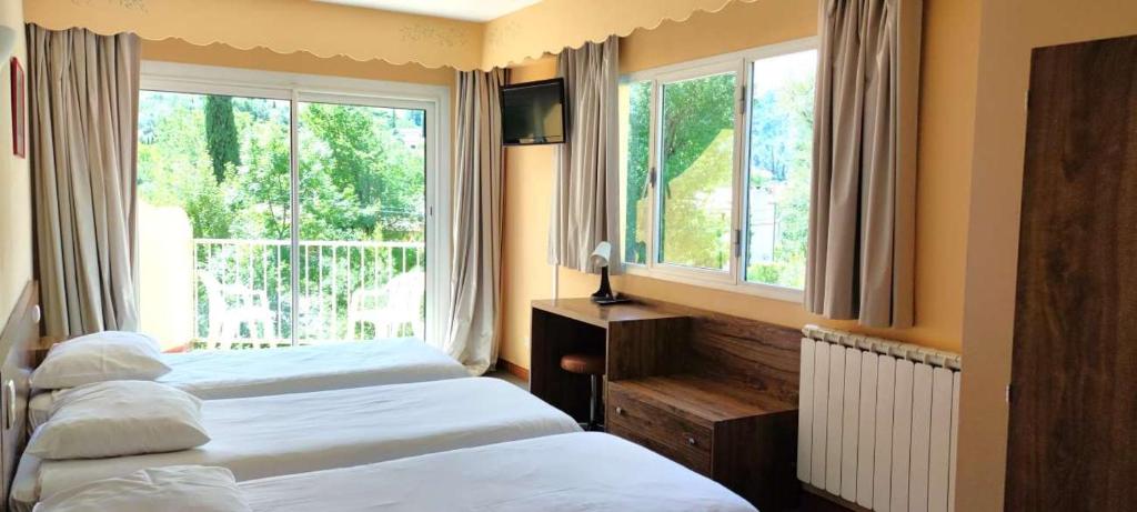 Postel nebo postele na pokoji v ubytování Hôtel Sous l'Olivier