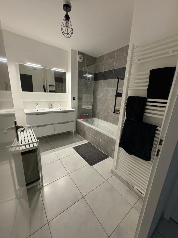 Ένα μπάνιο στο Appartement luxueux à 4 minutes de l'aéroport de genève