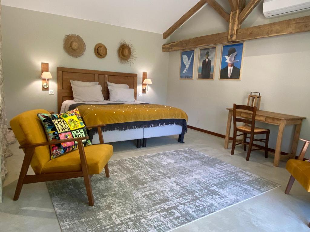 une chambre avec un lit et une chaise dans l'établissement Maison Reces, à Floressas