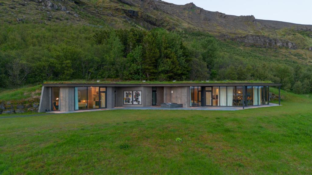 una casa en una colina con un campo verde en Klettasel Villa, en Hof
