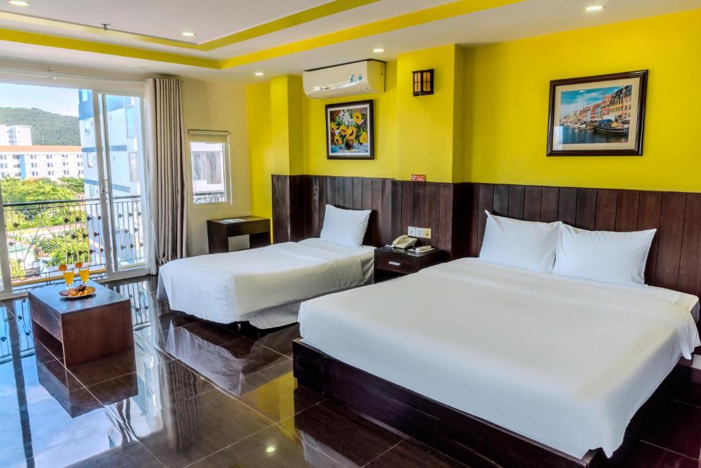 Giường trong phòng chung tại Melyna Hotel Nha Trang Beach