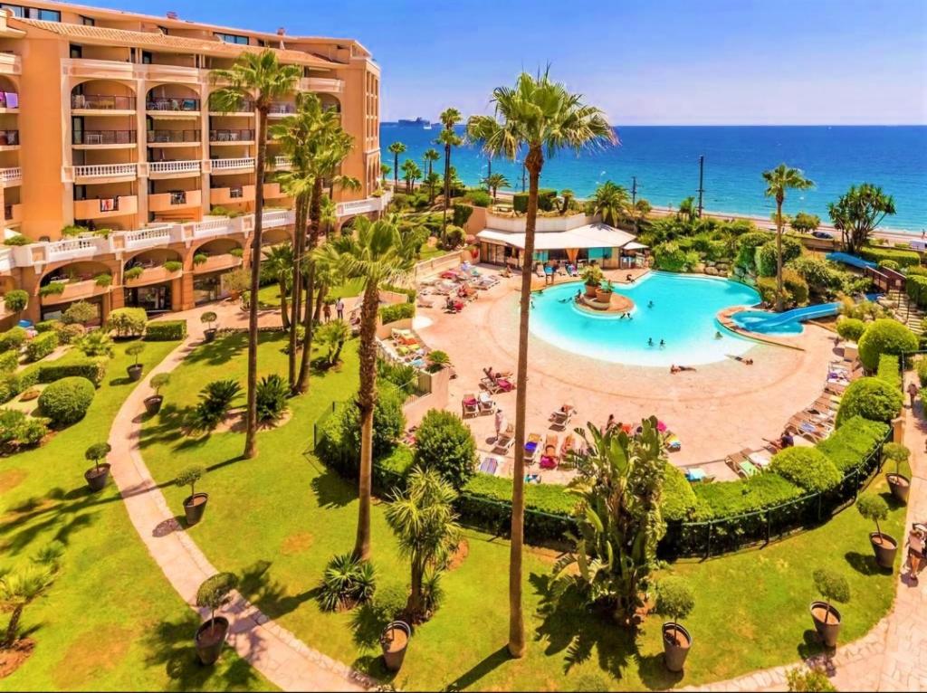 une vue aérienne d'un complexe avec piscine dans l'établissement Beachfront 4 - 6 people 2 swimming pool, à Cannes