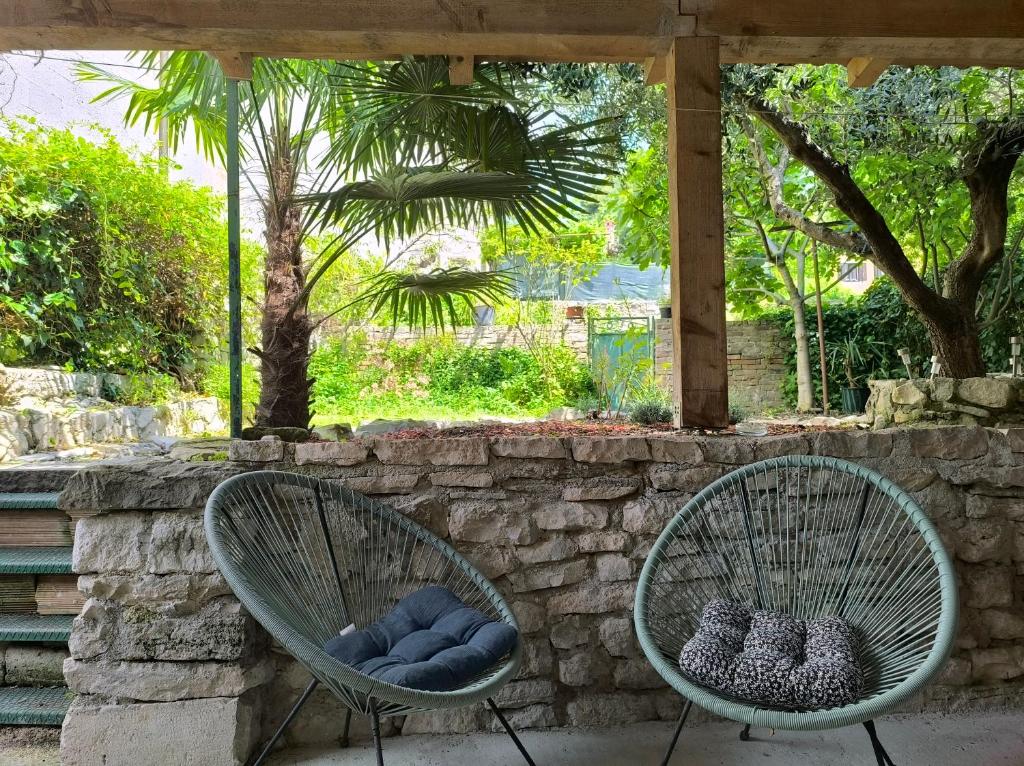 Κήπος έξω από το Old town stone house