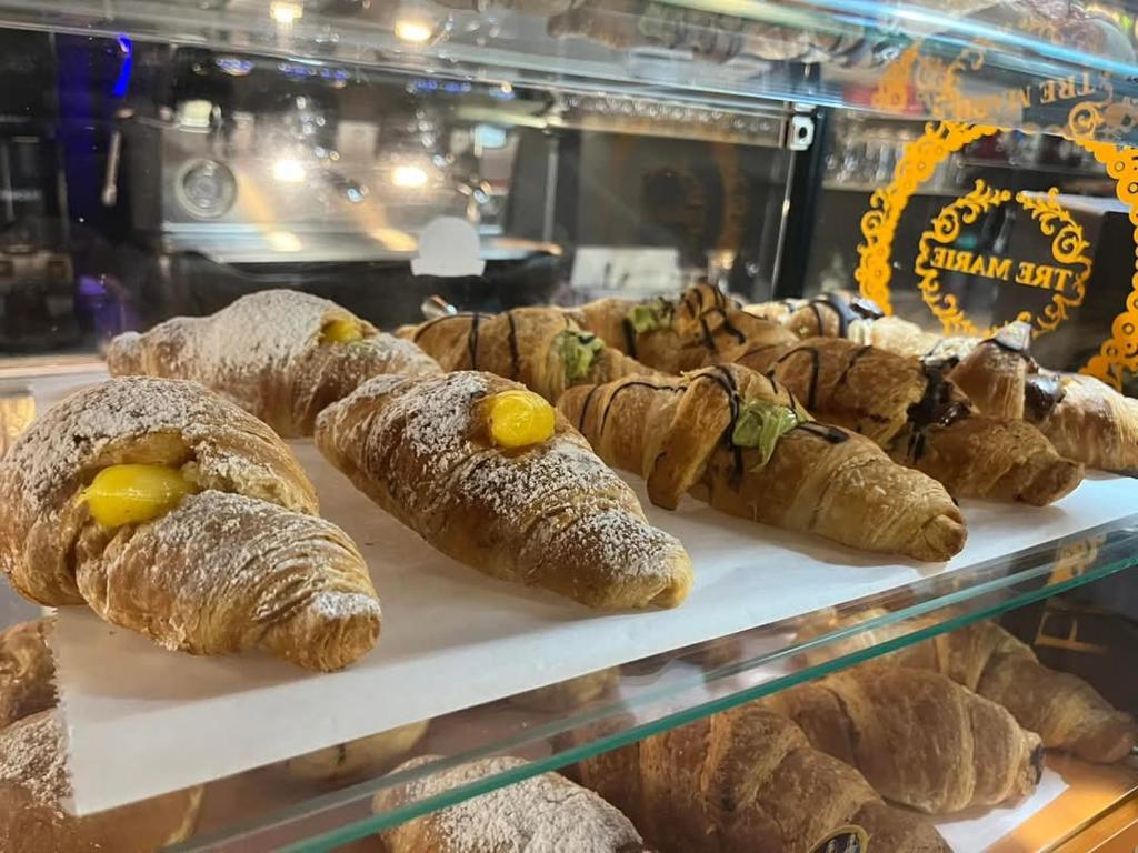 un mucchio di dolci in esposizione in una panetteria di B&B La Piazzetta a Goito