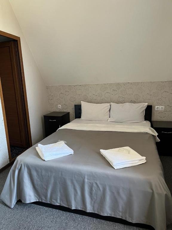 Llit o llits en una habitació de Hotel Eight