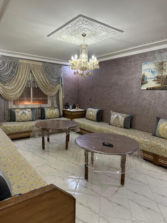 a living room with a couch and a table at Spacieux Appartement Selouane Nador in Selouane