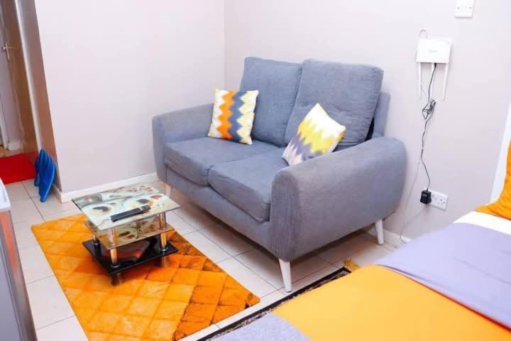 Posezení v ubytování Comfy Studio Apartment with Pool