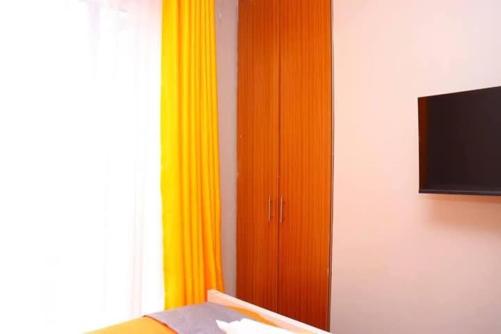 TV a/nebo společenská místnost v ubytování Comfy Studio Apartment with Pool