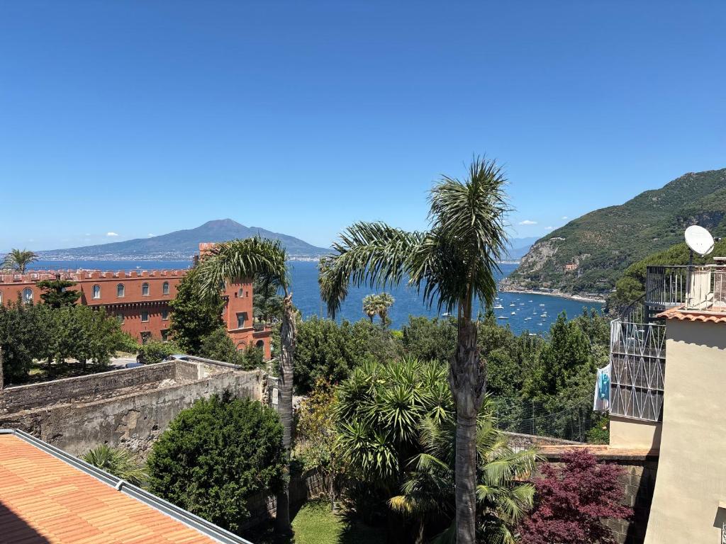 widok na wodę z budynku w obiekcie Enfasi Holiday Home w mieście Vico Equense