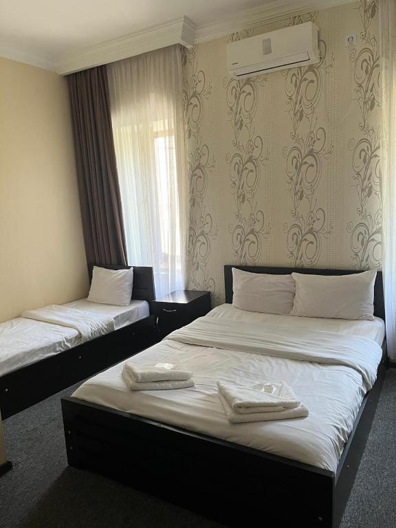Llit o llits en una habitació de Hotel Eight