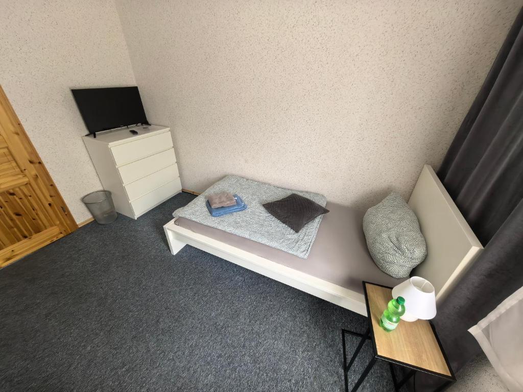 TV a/nebo společenská místnost v ubytování Monteur & Geschäftsreisen Zimmer in Celle CS11