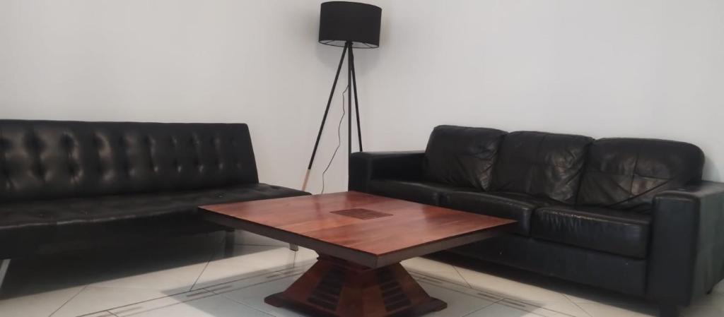 un salon avec un canapé et une table basse dans l'établissement Maison 45 min de la Tour Eiffel, à Saint-Denis