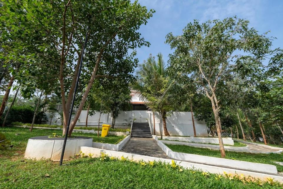 DenkanikotaにあるBangalore Bubble Stay 1BHK Villa - Bellaの階段と庭に木がある建物