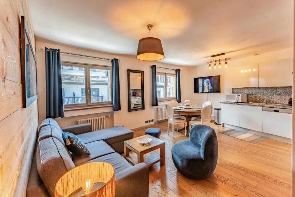 un salon avec un canapé et une table dans l'établissement Alpin chic au cœur de Chamonix, à Chamonix-Mont-Blanc