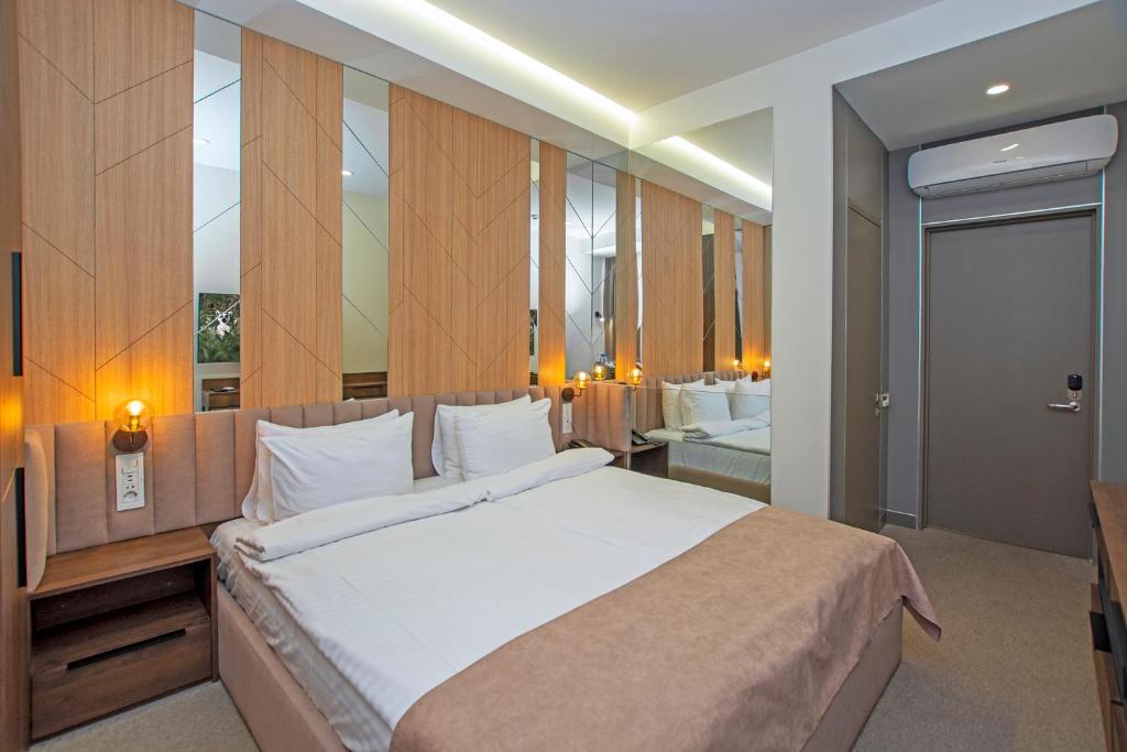 Postel nebo postele na pokoji v ubytování Cartez Hotel
