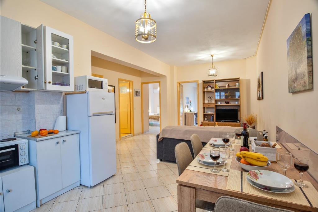 Η κουζίνα ή μικρή κουζίνα στο Tritsa House, 3-bedroom apt next to Corfu Town and airport