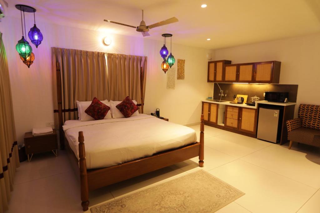 DenkanikotaにあるCasa Bella - 1 BHK Luxury Villa Bangaloreのベッドルーム1室(ベッド1台付)、キッチン(照明付)