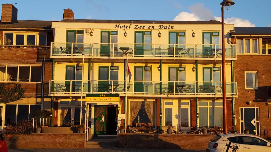 ein Gebäude mit einem Schild, auf dem das Hotel leicht drift in der Unterkunft Hotel Zee en Duin in Katwijk