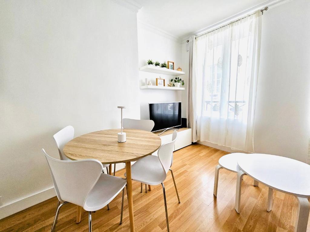 Χώρος καθιστικού στο Cozy & Modern apartment l RER 20min to Paris Center