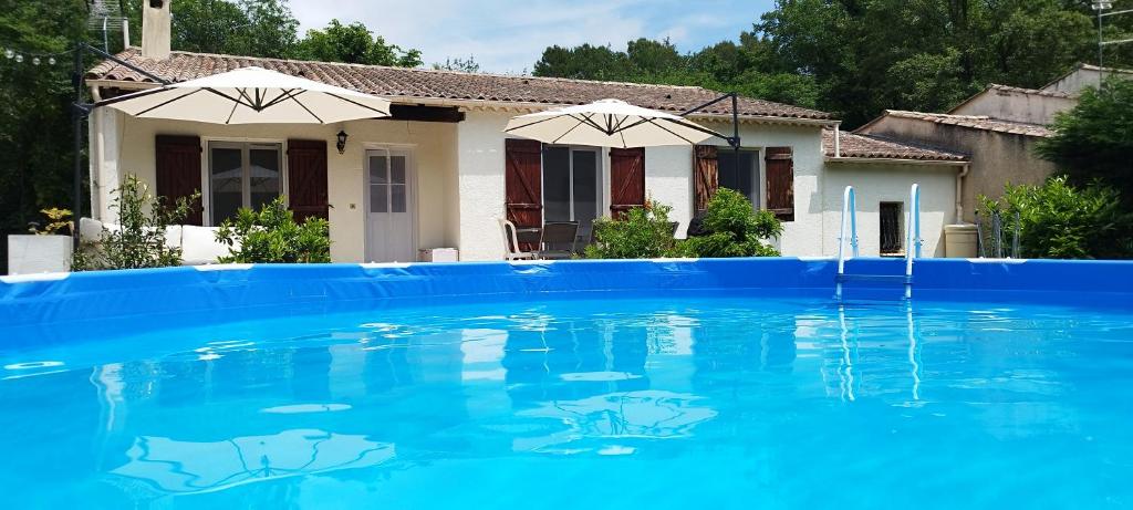 Photo de la galerie de l'établissement Charming Forest Hideaway - Pool, Toys and Happy Hens, à Roquefort-les-Pins