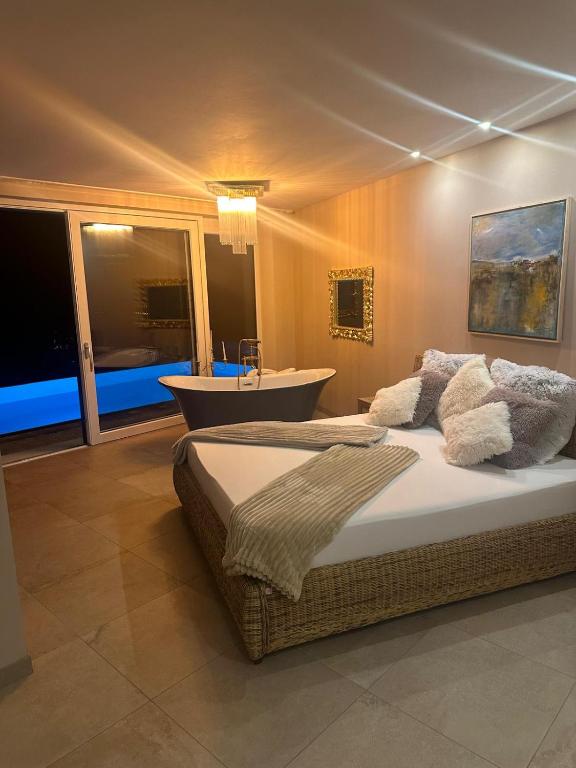 Una cama o camas en una habitación de Schilcherland Chalet Südsteiermark